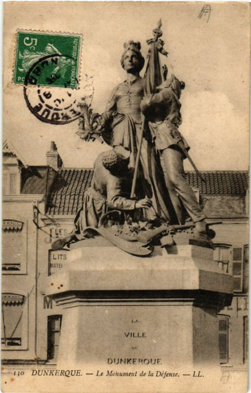 Carte postale ancienne Dunkerque - Le Monument de la Defense à Dunkerque