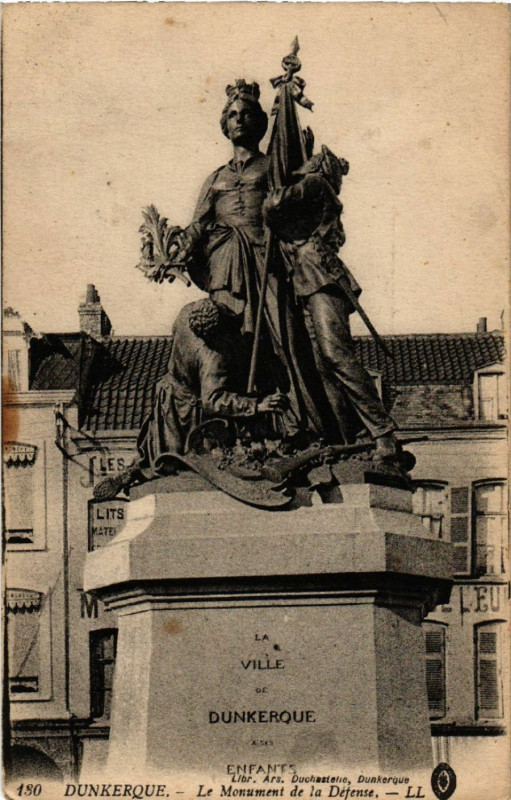 Carte postale ancienne Dunkerque - Le Monument de la Defense à Dunkerque
