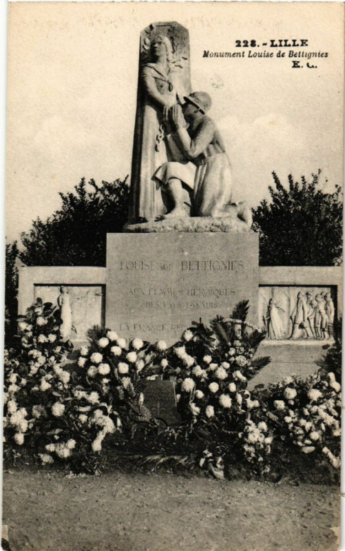 Carte postale ancienne Lille - Monument Louise de Bettignies à Lille