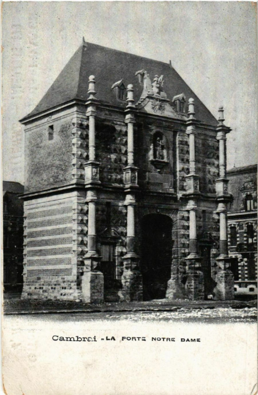 Carte postale ancienne Cambrai - La Porte N.-D. à Cambrai