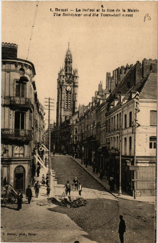 Carte postale ancienne Douai La Beffroi e la Rue de la airie The Bell-teuer and the... à Douai