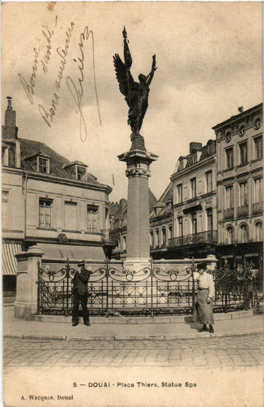 Carte postale ancienne Douai - Place Thiers Statue Spa à Douai