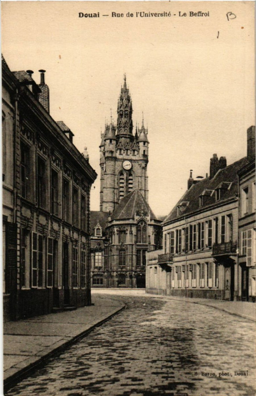 Carte postale ancienne Douai - Rue de l'Universite - Le Beffroi à Douai