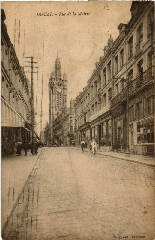 Carte postale ancienne Douai - Rue de la Mairie à Douai