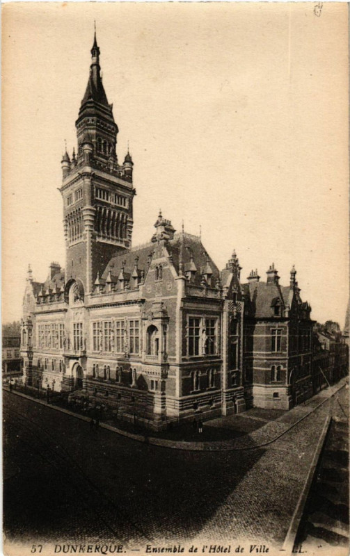 Carte postale ancienne Dunkerque - Enseble de l'Hotel de Ville à Dunkerque