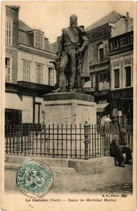Carte postale ancienne Le Cateau - Statue du Marechal Mortier