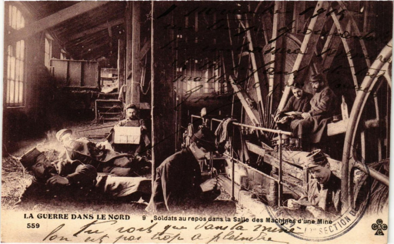 Carte postale ancienne La Guerre dans le Nord Soldate au repos dans la Salle des Machine à Erre