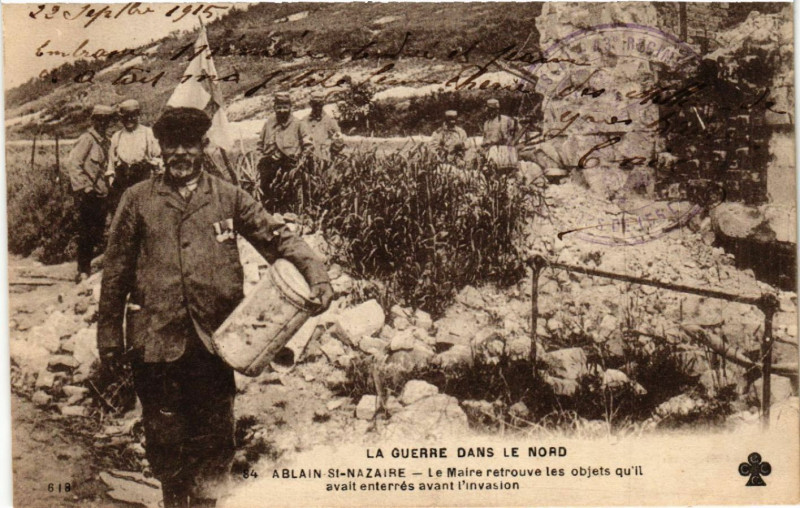 Carte postale ancienne La Guerre dans le Nord - Ablain Saint-Nazaire - Le Maire retrouve les à Erre