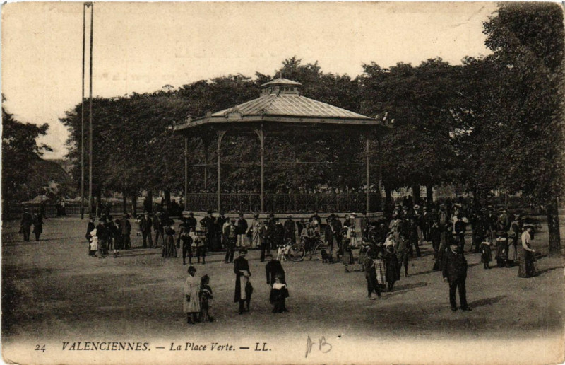 Carte postale ancienne Valenciennes - La Place Verte à Valenciennes