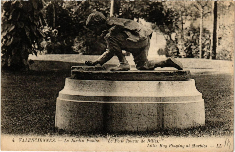 Carte postale ancienne Valenciennes - Le Jardin Public - Le Petit Joucur de Billes à Valenciennes