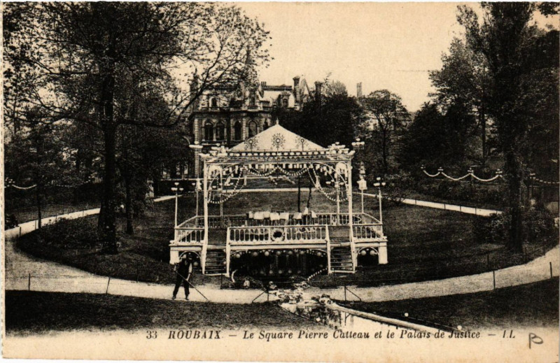 Carte postale ancienne Roubaix - Le Square Pierre Catteau et le Palais de Justice à Roubaix