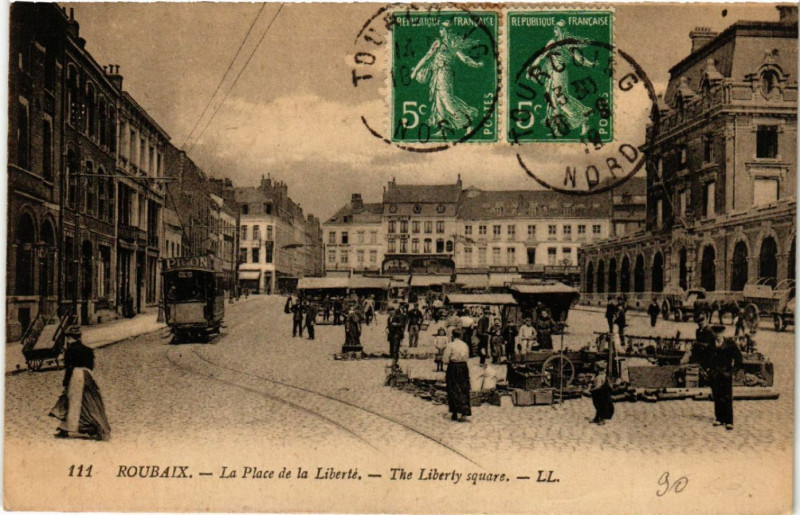Carte postale ancienne Roubaix - La Place de la Liberte - The Liberty square à Roubaix