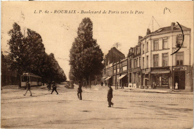 Carte postale ancienne Roubaix - Boulevard de Paris vers le Parc à Roubaix