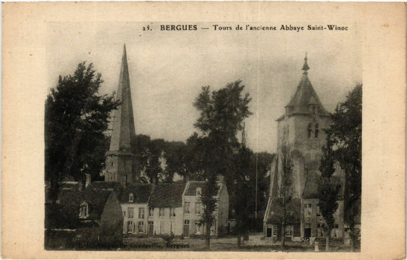 Carte postale ancienne Bergues - Tours de l'ancienne Abbaye Saint-Winoc à Bergues