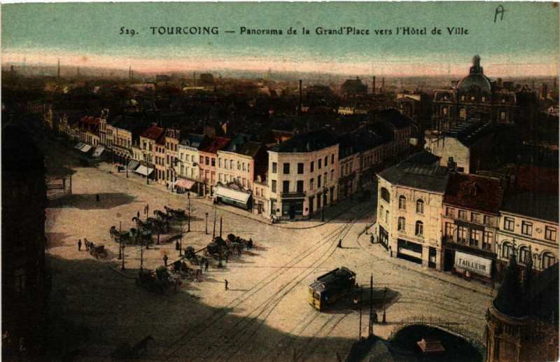 Carte postale ancienne Tourcoing - Panorama de la Grand'Place vers l'Hotel de Ville à Tourcoing