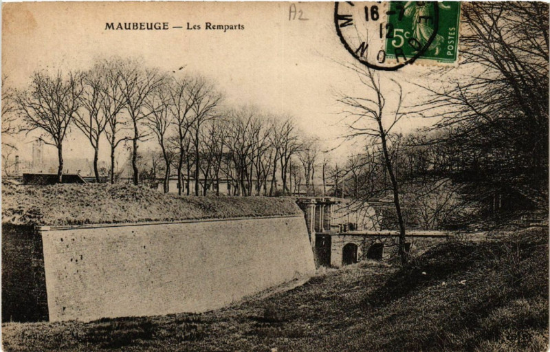 Carte postale ancienne Maubeuge - Les Remparts à Maubeuge