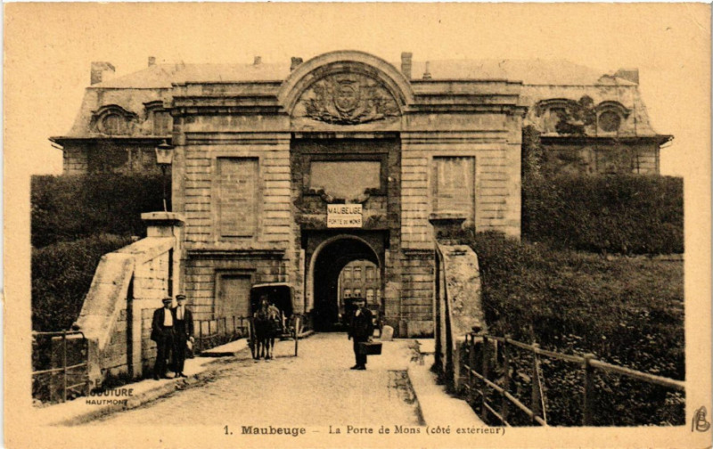Carte postale ancienne Maubeuge - La Porte de Mons (cote exterieur) à Maubeuge
