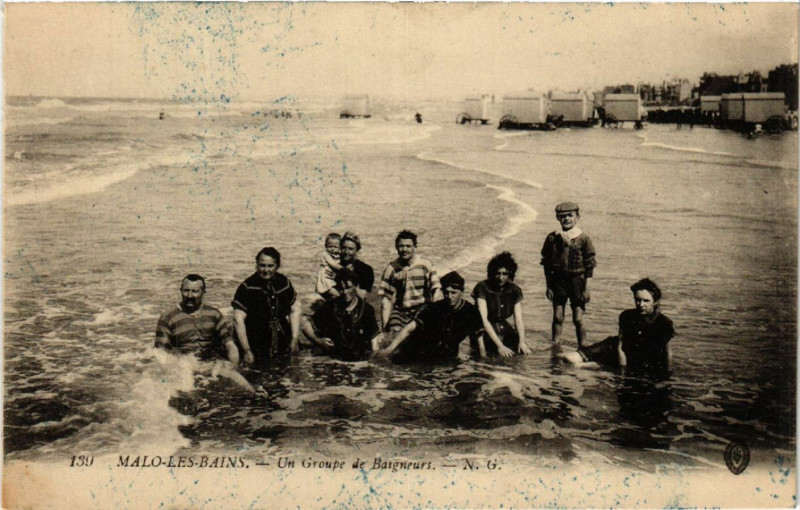 Carte postale ancienne Malo-les-Bains - Un Groupe de Baigneurs