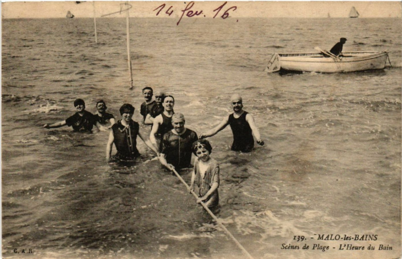 Carte postale ancienne Malo-les-Bains - Scenes de Plage - L'Heure du Bain