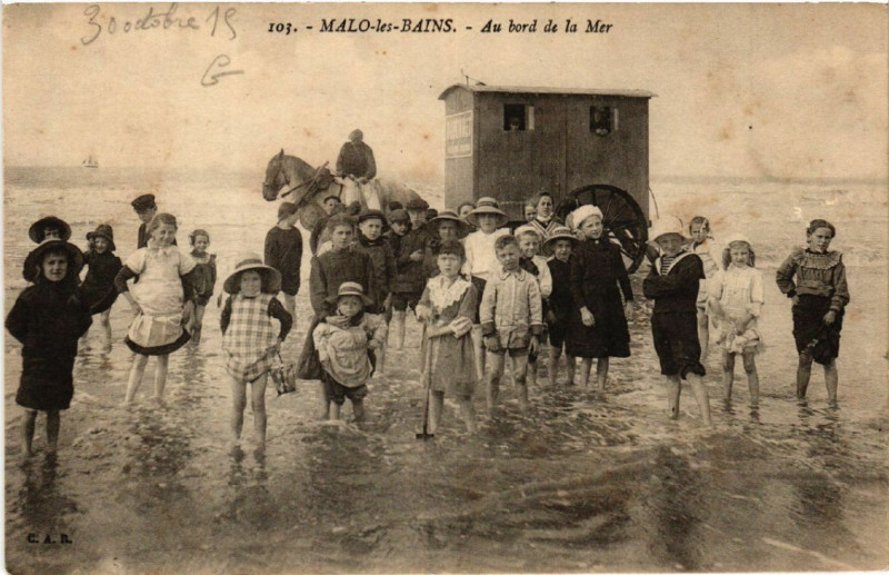 Carte postale ancienne Malo-les-Bains - Au bord de la Mer