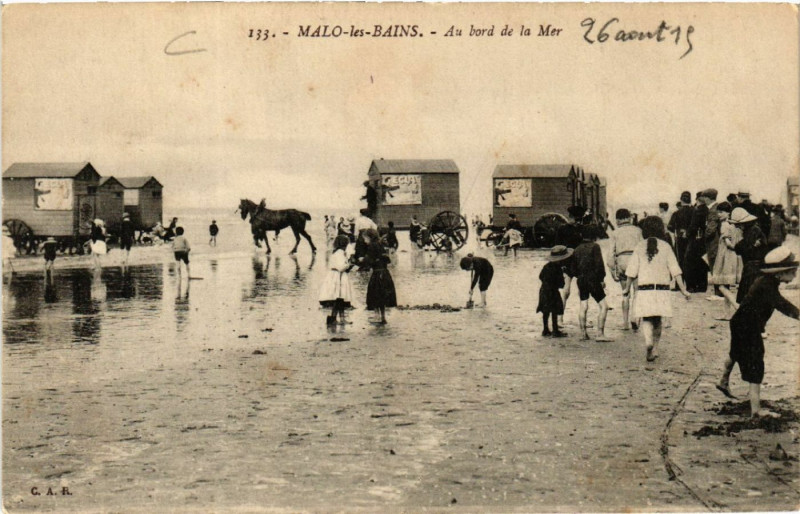 Carte postale ancienne Malo-les-Bains - Au bord de la Mer