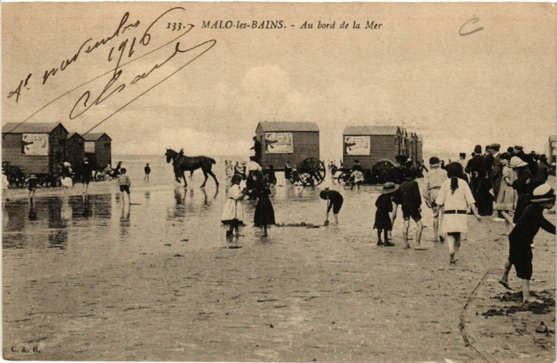 Carte postale ancienne Malo-les-Bains - Au bord de la Mer