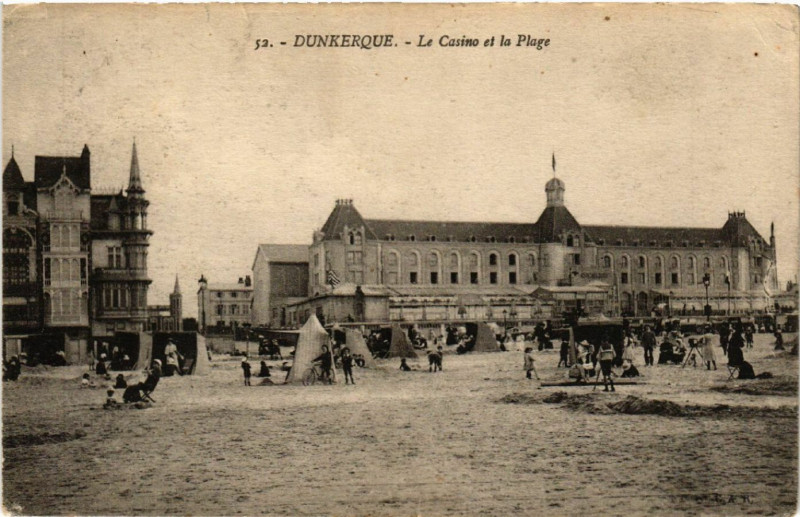 Carte postale ancienne Dunkerque - Le Casino et la Plage à Dunkerque