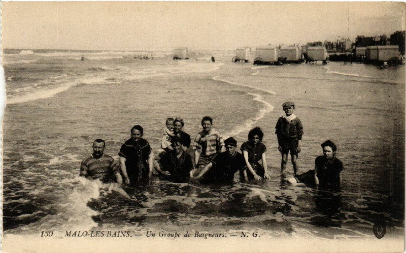 Carte postale ancienne Malo-les-Bains - Un Groupe de Baigneurs