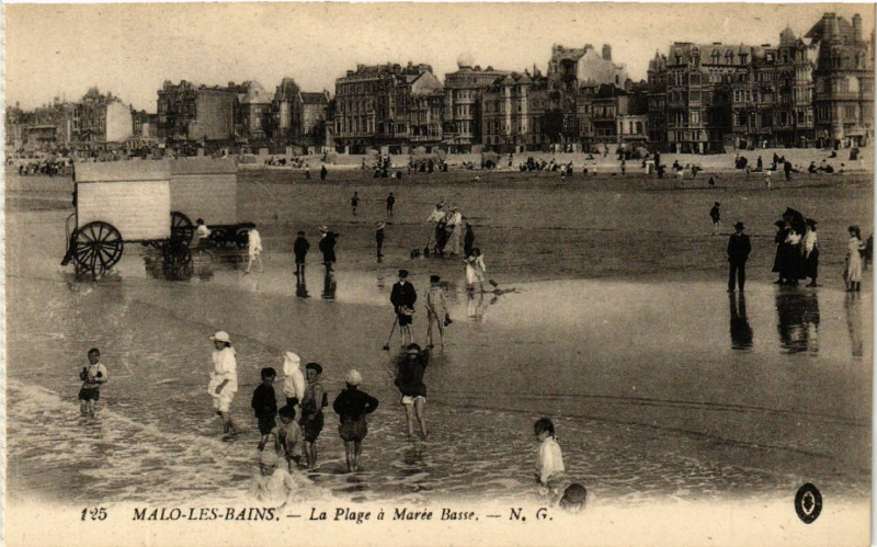 Carte postale ancienne Malo-les-Bains - La Plage a Marée Basse
