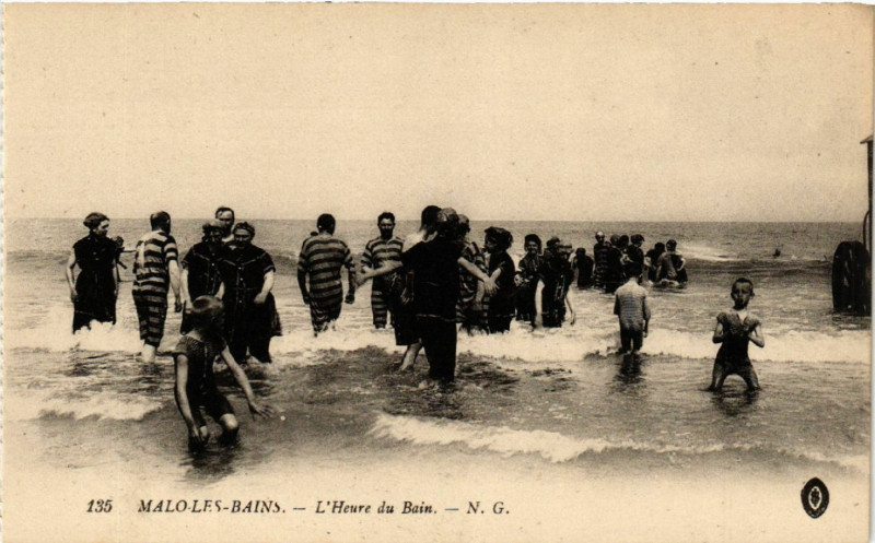 Carte postale ancienne Malo-les-Bains - L'Heure du Bain