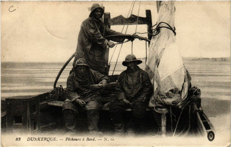 Carte postale ancienne Dunkerque - Pecheurs a Bord à Dunkerque