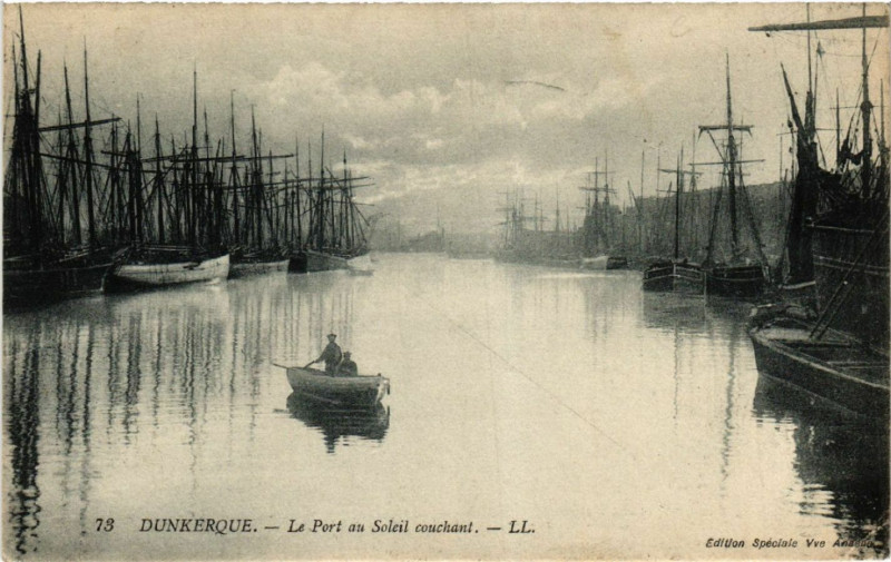Carte postale ancienne Dunkerque - Le Port au Soleil couchant à Dunkerque