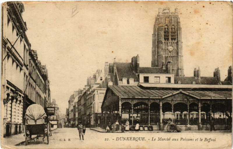 Carte postale ancienne Dunkerque - Le Marce aux Poisson et le Beffroi à Dunkerque