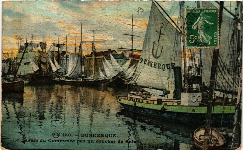 Carte postale ancienne Dunkerque - Le Bassin du Commerce par un coucher de Soleil à Dunkerque