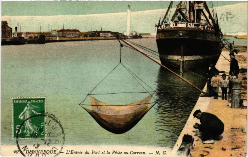 Carte postale ancienne Dunkerque - L'Entrée du Port et la Peche au Carreau à Dunkerque