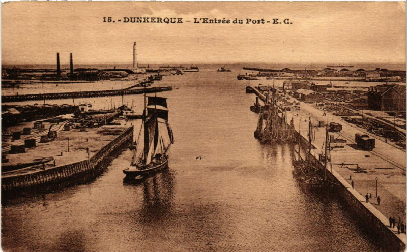Carte postale ancienne Dunkerque - L'Entrée du Port à Dunkerque