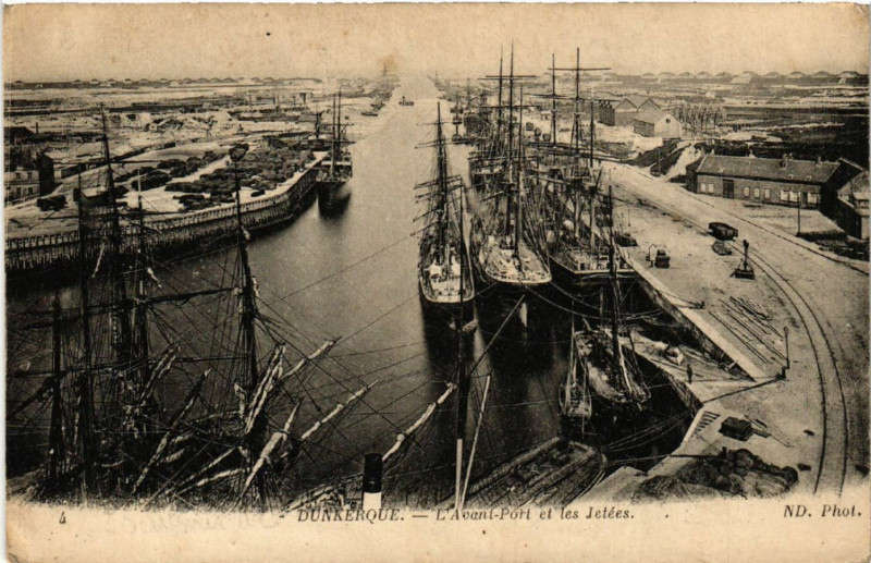 Carte postale ancienne Dunkerque - L'Avant-Port et les Jetées à Dunkerque