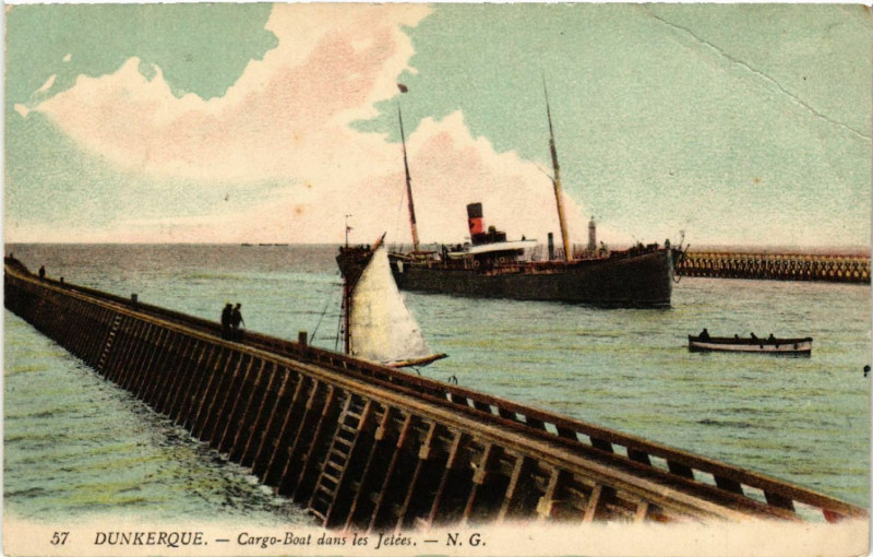 Carte postale ancienne Dunkerque - Cargo-Boat dans les Jetées à Dunkerque