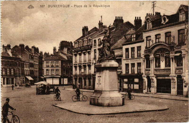 Carte postale ancienne Dunkerque - Place de la Republique à Dunkerque