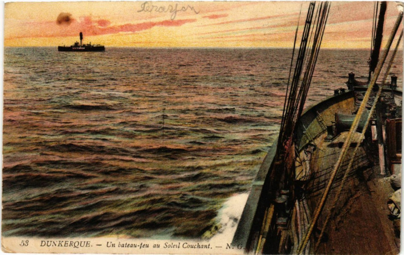 Carte postale ancienne Dunkerque - Un bateau-feu au Soleil-Couchant à Dunkerque