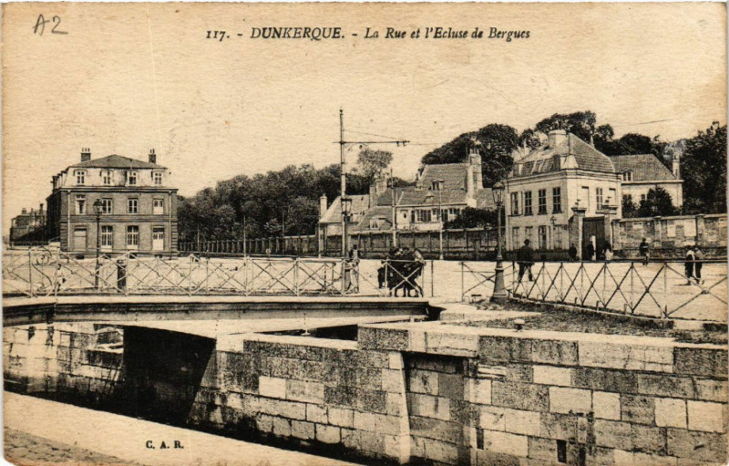 Carte postale ancienne Dunkerque - La Rue et l'Ecluse de Bergues à Dunkerque