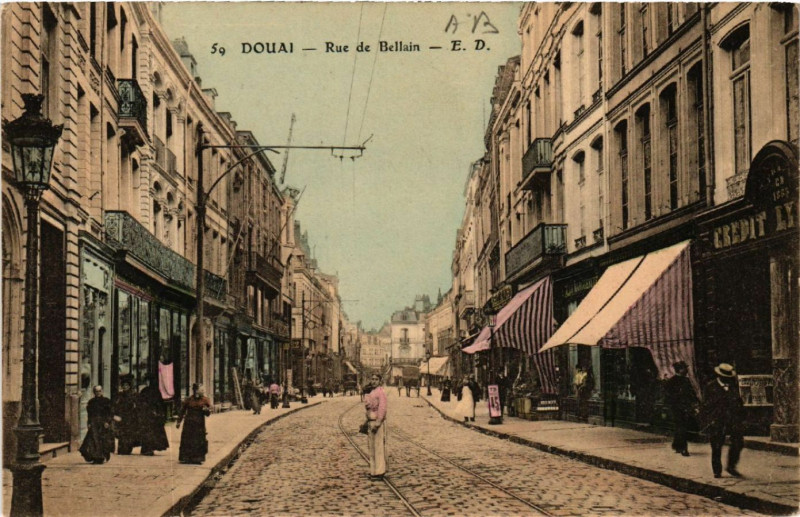 Carte postale ancienne Douai - Rue de Bellain à Douai