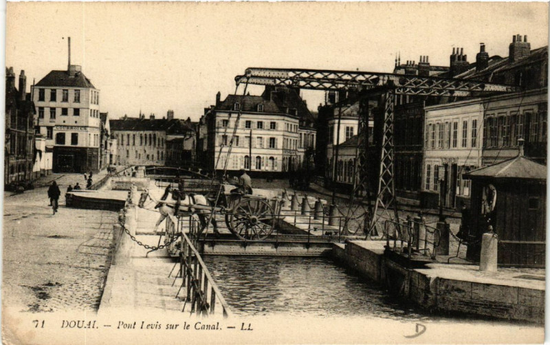 Carte postale ancienne Douai - Pont Levis sur le Canal à Douai