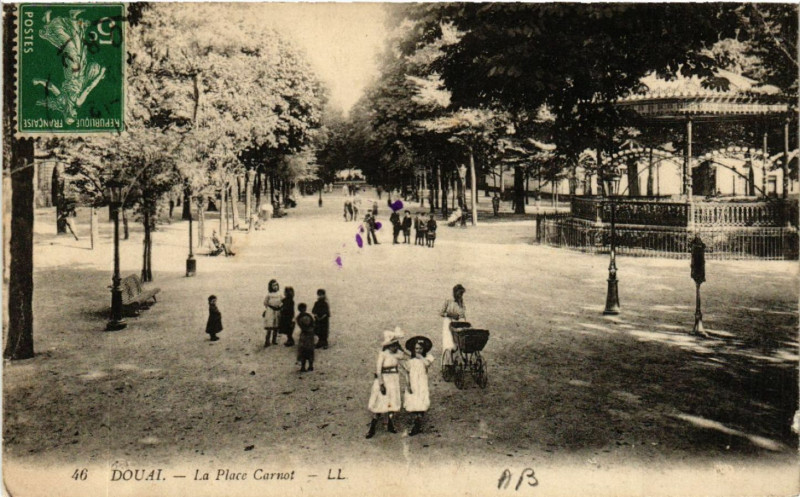 Carte postale ancienne Douai - Place Carnot à Douai