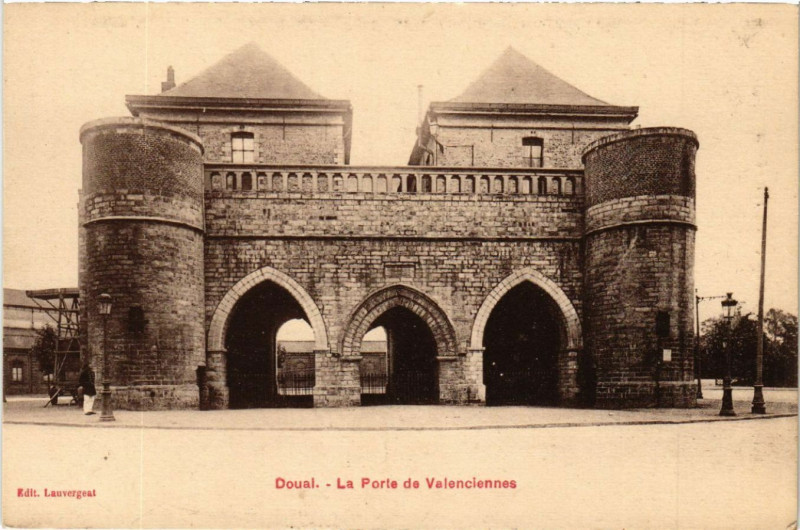 Carte postale ancienne Douai - La Porte de Valenciennes à Douai