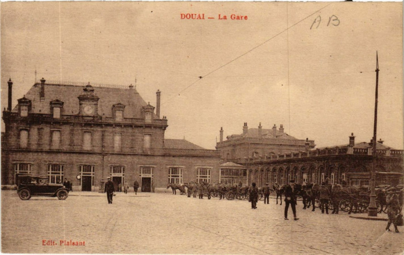 Carte postale ancienne Douai - La Gare à Douai