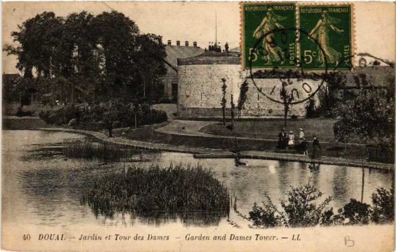 Carte postale ancienne Douai - Jardin et Tour des Dames - Garden and Dames Tower à Douai