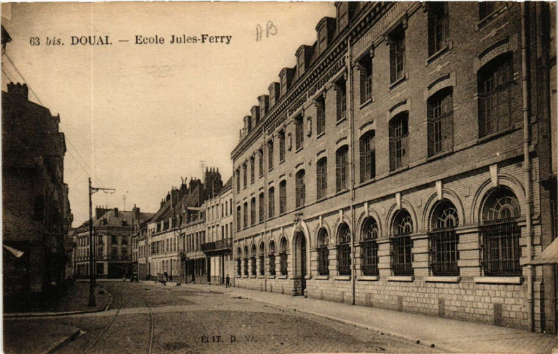 Carte postale ancienne Douai - Ecole Jules-Ferry à Douai
