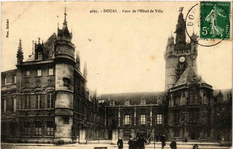 Carte postale ancienne Douai - Cour de l'Hotel de Ville à Douai