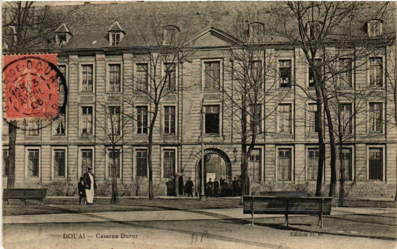 Carte postale ancienne Douai - Caserne Durut à Douai
